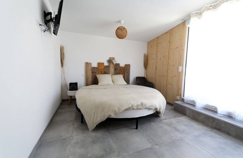 Saint-Savin Bed & Breakfast | Gite for 8 to 12 people with heated indoor pool