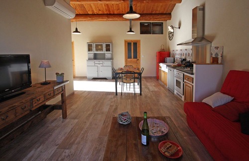 Saint-Victor-la-Coste Cottage | Gite l'Atelier with swimming pool