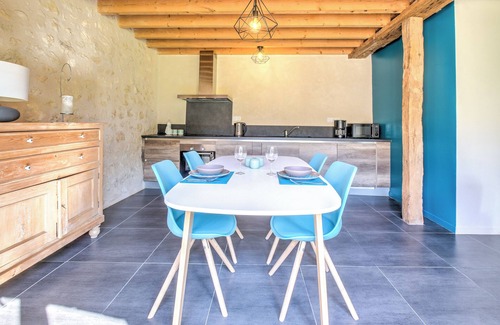 Chassaignes House | 'Gîte Le Pigeonnier' with Shared Pool, Wi-Fi and Air Conditioning