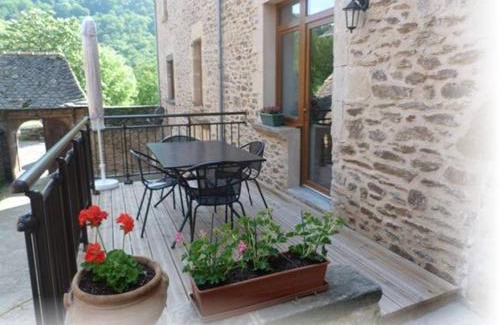 Belcastel Apartment | gite Oustal