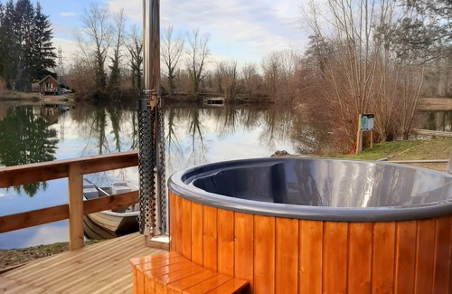 Bregnier-Cordon Ski Chalet | Gîte Prestige - Fishing cottage on the edge of a pond