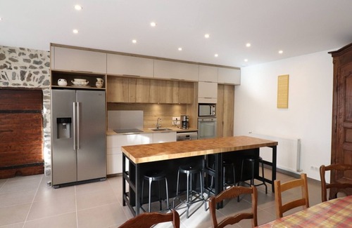 Saint-Bonnet-de-Salers Cottage | Gite Saint-Bonnet-de-Salers, 4 bedrooms, 8 persons