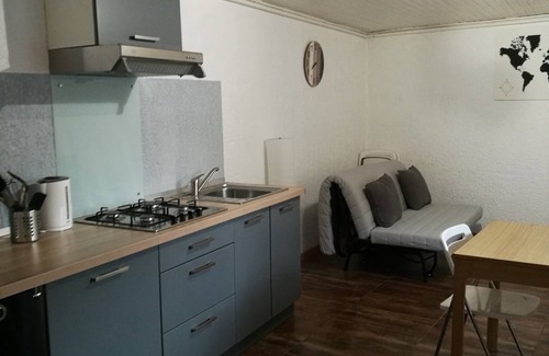 Maraussan House | Gîte T2 La Passiflore with heated swimming pool in wooded grounds
