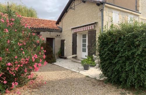 Villeneuve-la-Comtesse Apartment | Gite VILLENEUVE LA COMTESSE