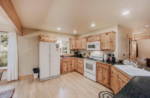 Warnick Cabin | Glacier Springs Cabin #95 - Hot Tub - WiFi