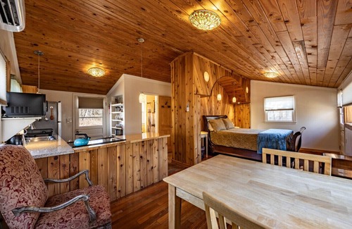 Stanardsville Cottage | Glade Cottage at White Lotus Eco Spa Retreat