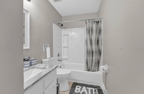Ellendale House | Glamorous 3BR 2BA house w/large fenced backyard