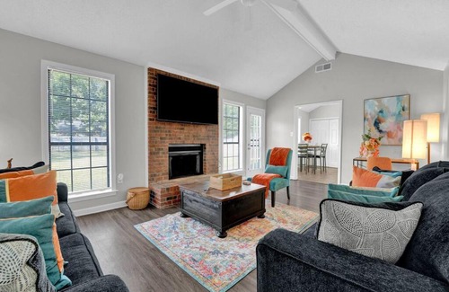 Ellendale House | Glamorous 3BR 2BA house w/large fenced backyard