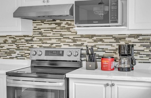 Thorold House | Glamorous Mansion by Falls | Charcoal BBQ