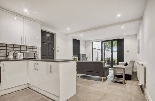 Southfields Apartment | Glamourised 1 Bed Apt with Private Garden