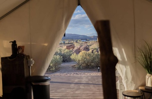 Cane Beds Cabin | Glamp Tent b/w Zion & Bryce, Outdoor Shower & Wifi