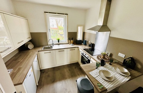 Glasgow Apartment | Glasgow New Modern home, separate entrance,free parking