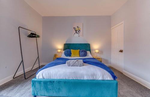 Castleford House | Glasswing Stays Liquorice Lodge
