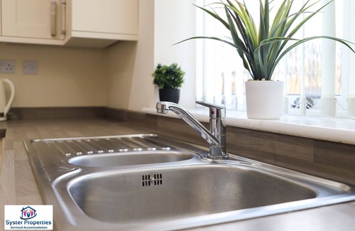 Leicester House | GLEN VIEW- 5 bed house up to 12 people - Large rooms with walk in wardrobes