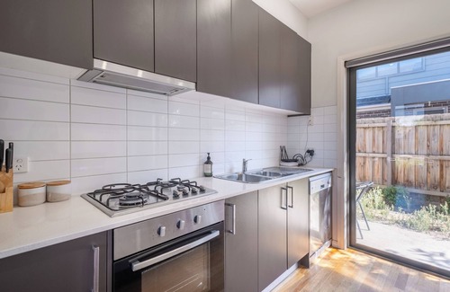 Glenroy House | Glenroy 2BR1BA in Townhouse Parking+Wi-Fi+Bath