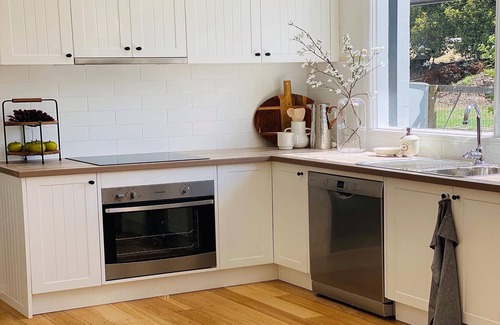 Yarra Glen House | Glenview Park Cottage and Farm Stay 3 bedrooms with fireplace. Yarra Glen