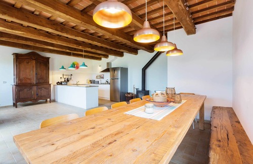 Monte San Martino Villa | Glorious Views, beautiful Holiday home, Heart of Italy 6 bedrooms, private pool