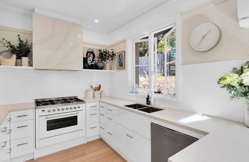 West Hobart House | Glorious Views - beautiful 1925 heritage house