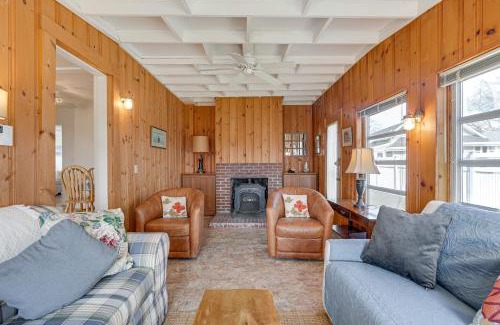 Gloucester House | Gloucester Home with Large Yard 1 Mi to Beach!