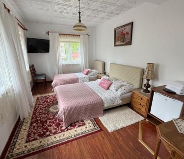 Inwald House | Gościniec Grek Zorba - pokoje i domki 4 osobowe - 16km od Zator Energylandia