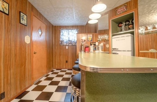 Johnson City House | Go back in time to the juke box soda shop of 1950s near Binghamton University