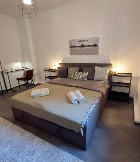 Stadtbezirke I Apartment | Gockel Homes 1 - Zentral mit Balkon & Netflix