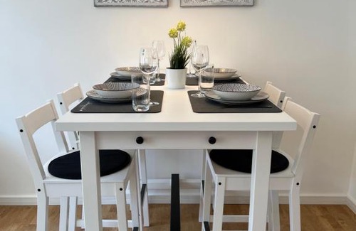 Aue Apartment | Goethe Palais Suite Charlotte 4P l Lift I ParkplatzI Zentrum I Helios