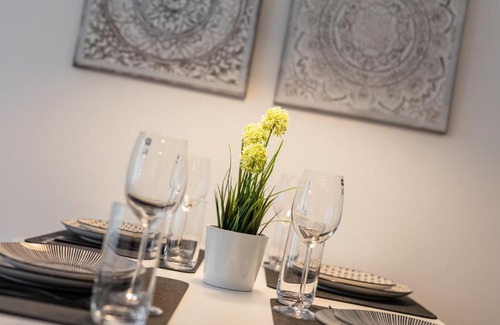 Aue Apartment | Goethe Palais Suite Charlotte 4P l Lift I ParkplatzI Zentrum I Helios