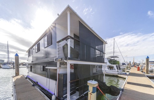 Main Beach Boat Rental | Gold Coast Floating Home, Beach, Restaurants, Pets