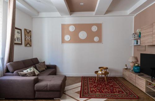 Ferrara Villa | Gold Maison