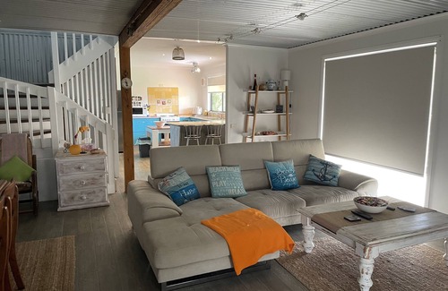 Golden Beach House | Golden Beachhouse - 5 mins from 90mile beach and shops