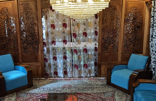 Dal Lake Boat Rental | Golden Crest Houseboats