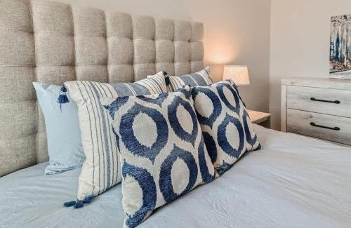 Golden Apartment | Golden Getaway Spacious 2BR Walk to Trails