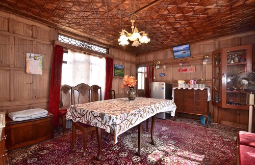 Dal Lake Boat Rental | Golden Hopes Group of Houseboats