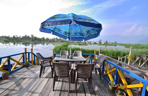 Dal Lake Boat Rental | Golden Hopes Group of Houseboats