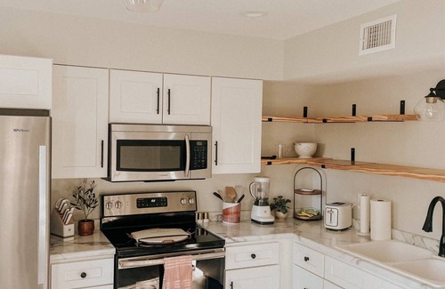 Radnor House | Golden Hour - Convenient 2 BR Townhouse