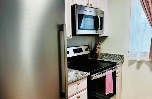 University District House | Golden Rose Townhome, 2br-2.5ba Near UofM/Highland Strip