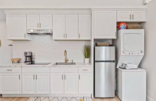 Los Cerritos Apartment | Golden Roseville Luxe Retreat