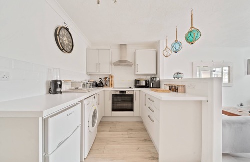 Middleton-on-Sea Condo | Goldeneye beachside paradise, large apartment, free parking, fast Wi-Fi