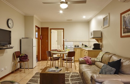 Bright Apartment | Goldfield Holiday Units