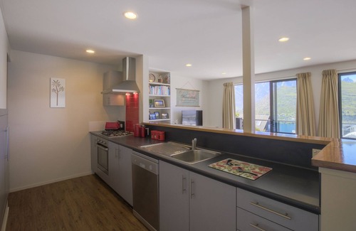 Queenstown House | Goldfields Gem - Stunning 3-bedroom house with panoramic lake and mountain views
