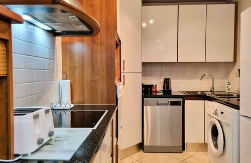 Strand Apartment | 'Goldwater on Beach', Stunning 3 bedroom apartment opposite the Beach