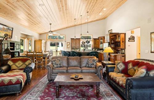 Lake Almanor West House | Golf Course Lake Almanor West Home w/Hot Tub & Lake View!