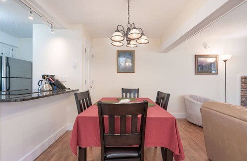 West Hartford Condo | Golf Views! & Patio Dining | Windsor Village 3A