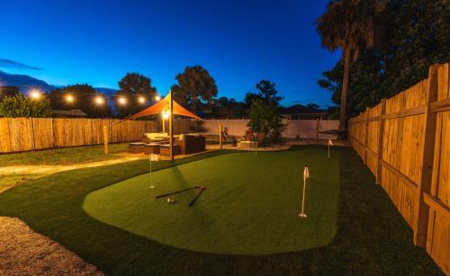 Jupiter House | Golfers Paradise 4-hole PUTT-PUTT, Mega Chess with huge backyard, hammock