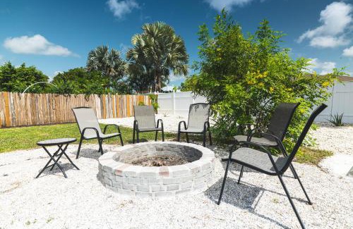 Jupiter House | Golfers Paradise 4-hole PUTT-PUTT, Mega Chess with huge backyard, hammock