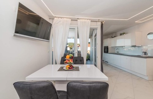 Preko Apartment | Good Life Deluxe Seafront Apartment