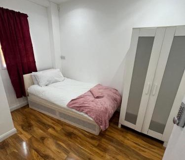 College Park and Old Oak House | Good Priced Single Rooms in East Acton