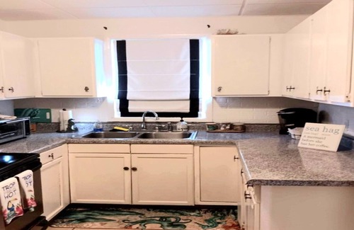 Smith's Memento House | Good Times! Beach cottage with hot tub, walk to beach! Unique amenities!