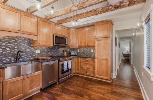 Downtown House | Gorgeous 1840 Log Cabin- Downtown